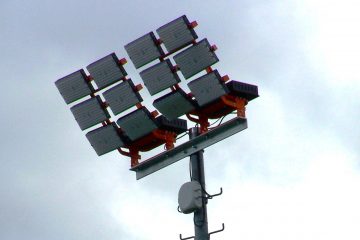 Das Bild zeigt einen der Flutlichtmasten nach der Umrüstung auf LED-Technik